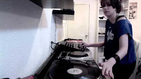 Paula Vlez -Techno Vinyl set