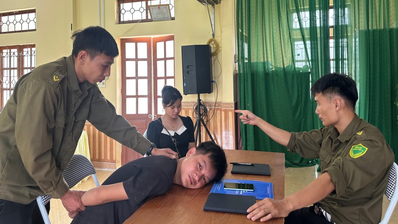 The thief was arrested by the police. Ms. Tuyet was called by the police to warn them.