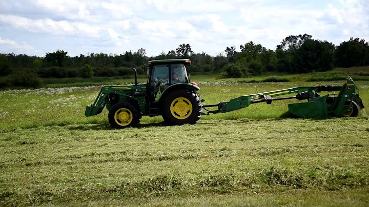 John Deere Tractor Cutting Hay with 625 MOCO 2016