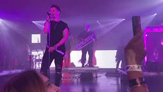 Moenia live in LA.  Ni tú ni nadie