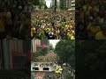 Brasileiros cantam o nome de Flávio Bolsonaro
