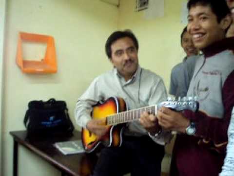 el moy tocando la guitarra