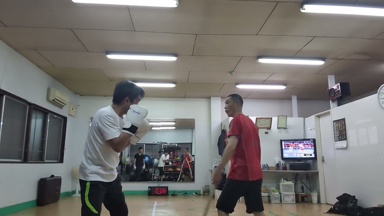 ディフェンスと足のフットワークトレーニング