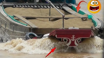 Mãn nhản xem ghe sắt .sà lan vượt cống căng thẳng hấp dẫn