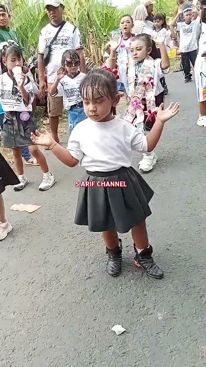 trendy dance style of pretty little ones #shorts #home #dance #dj #fyp #viral #djremix #2025