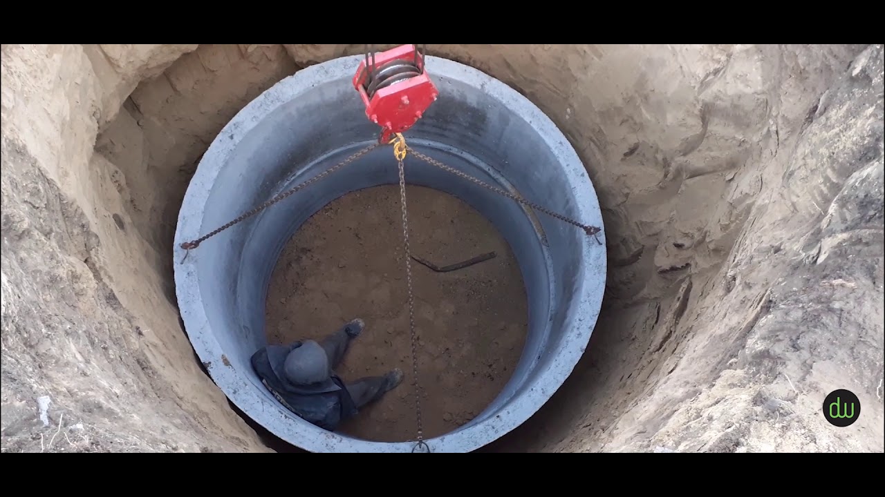 Копка дренажной сливной ямы трактором. Установка бетонных колец ...