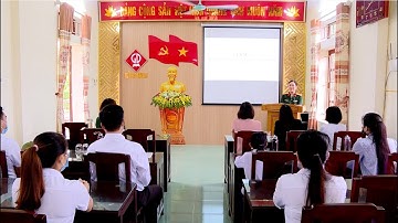 Tặng quà cho học sinh có hoàn cảnh khó khăn