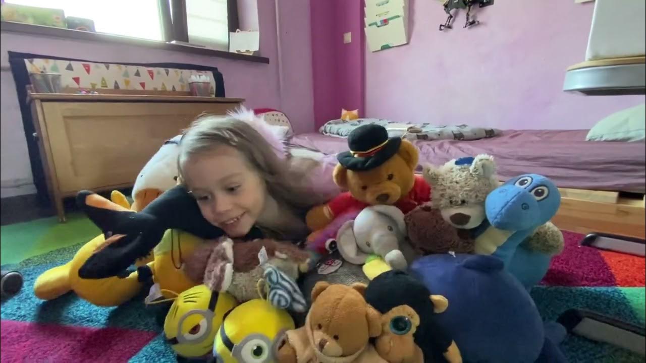 Саша играет в игрушки - YouTube