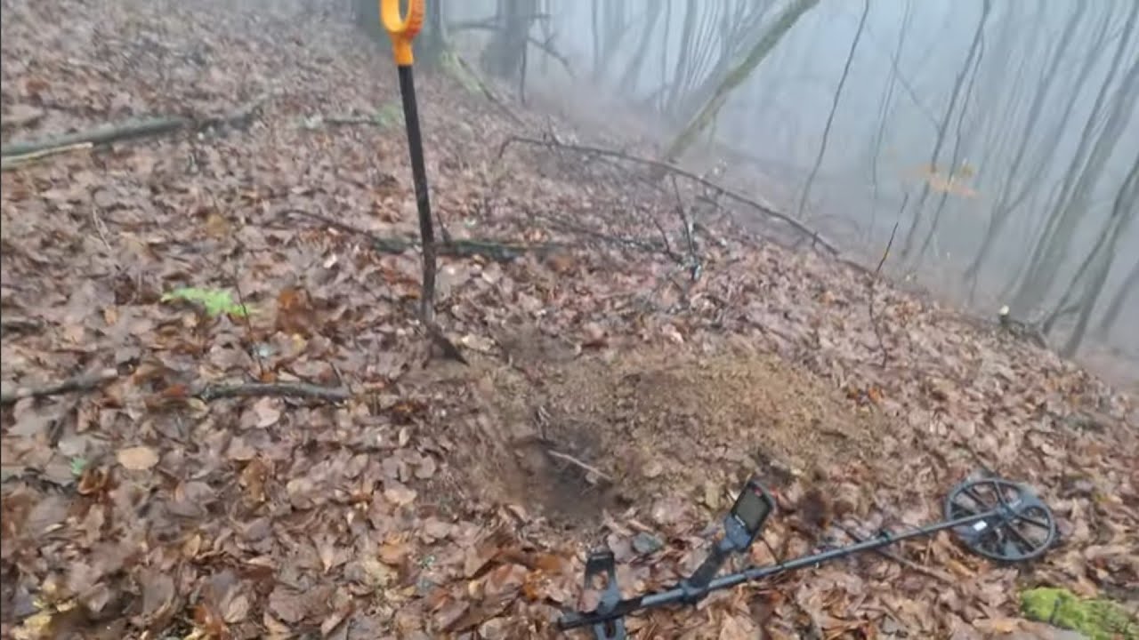 Am descoperit în mijlocul pădurii ruinele unor case dar și obiecte vechi