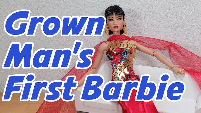 Barbie Inspiring Women - Icona Hollywood Anna May Wong in edizione da  collezione in abito da sera rosso, supporto per bambole e certificato di