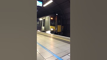 Heathrow Express Class 387, 387136 & 387137 departing Heathrow Airport Terminal 2&3 #shorts