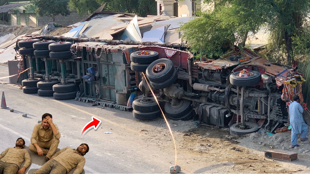 Pakistani By Wheeler Overloaded Truck Flipped on Road | Heavy Load Accident, All Cargo Scattered!”