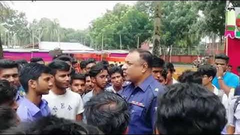 স্যালুট এই পুলিশ অফিসার কে,ছাত্রদের সাথে থাকার জন্য।