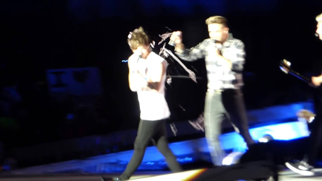 Harry's Pizza speech, Louis getting silly stringed, Little White Lies - Chicago 8/23/15