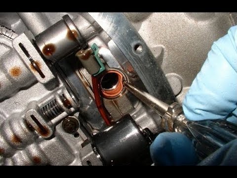 فيديو: كيفية استبدال صمام التحكم في عداء مشعب السحب 96 Ford Windstar