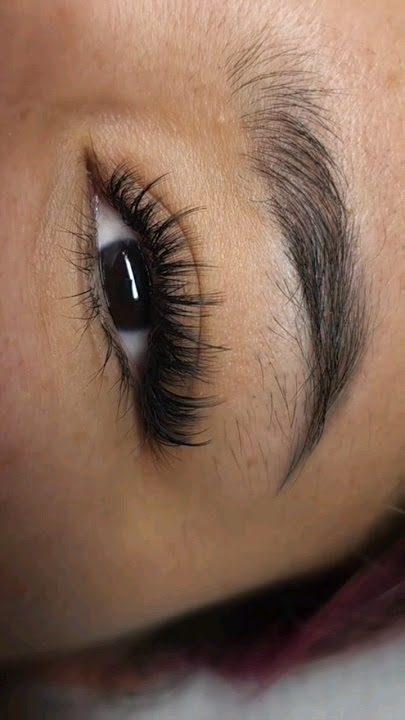 Wispy Hybrid lash extensions #lasheducation #eyelashextensions #wispyvolumelashes #hybridlashes