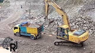 The dump truck's slippery road failed to climb four times with the help of the Komatsu excavator