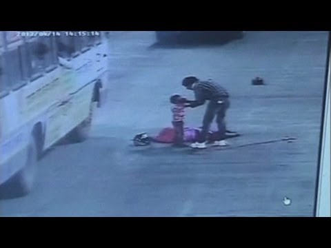 Passersby ignore dead mother and child after crash in India