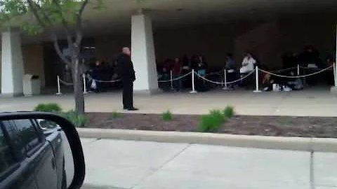 Hundreds line up to meet Kim and Khloe Kardashian at Schaumburg's Woodfield Mall 04 20 2012