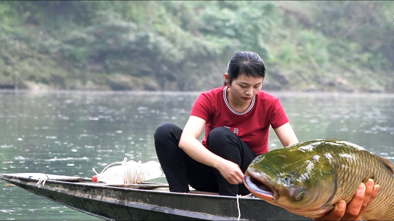One wonderful day, the girl went fishing in the stream and unexpectedly caught many large fish.