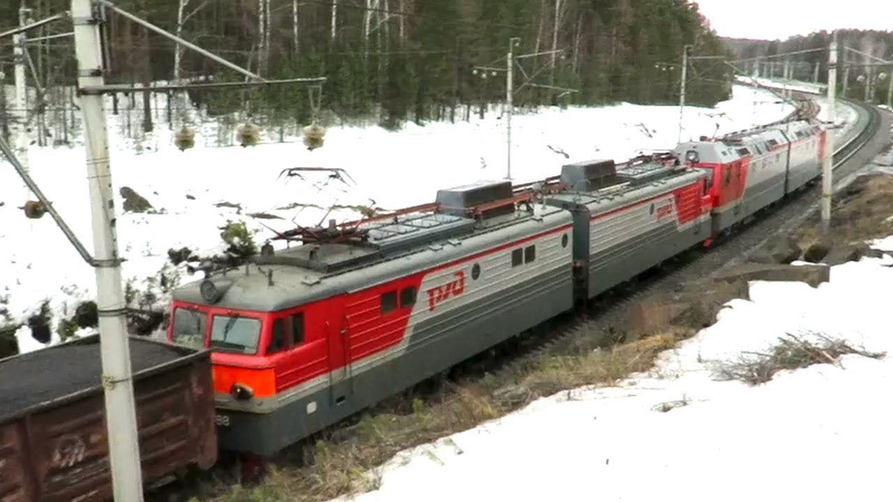 То 2 электровоза. Советский электровоз тащит российский поезд. Электровоз 2эс4к-001. Поезд Серов вл-85. На станции электровоз 2 с 6 магистральный на станции.