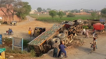 Truck Accident Fell in To Canal - RECOVERY Truck Crash - IDIOT TRUCK DRIVERS - Top dangerous moments