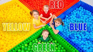 Lima anak permainan dengan bola plastik berwarna-warni
