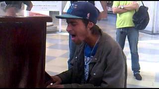 Morador De Rua Tocando Na Luz