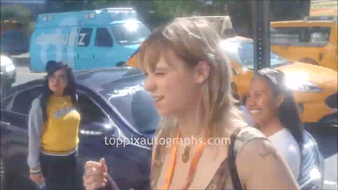 Melissa Collazo & Annalisa Cochrane signs autographs for TopPix