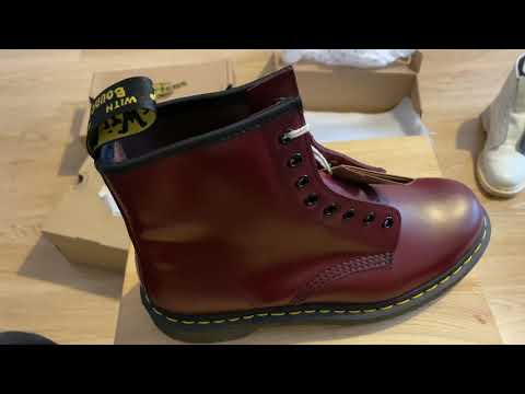 Видео: Как почистить, отполировать и зашнуровать ботинки Dr.Martens: 14 шагов