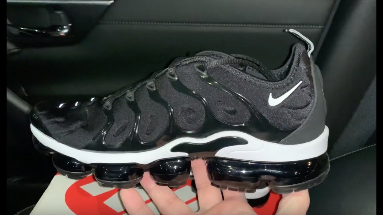 black white vapormax plus