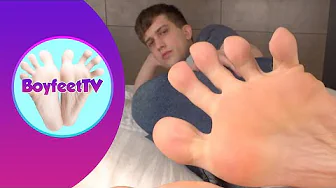 Twink Boyfeet Soles and Spreading Toes