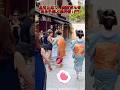 息を止めて、舞妓さんを見ている外国人観光客!(笑)京都祇園。Tourists holding their breath  as they watch the maiko! (laughs)