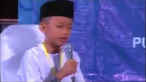 17 مؤثر جداً طفل یبکی وهو يقرأ القرآن مقطع يبكي الحجر سورة الجمعة