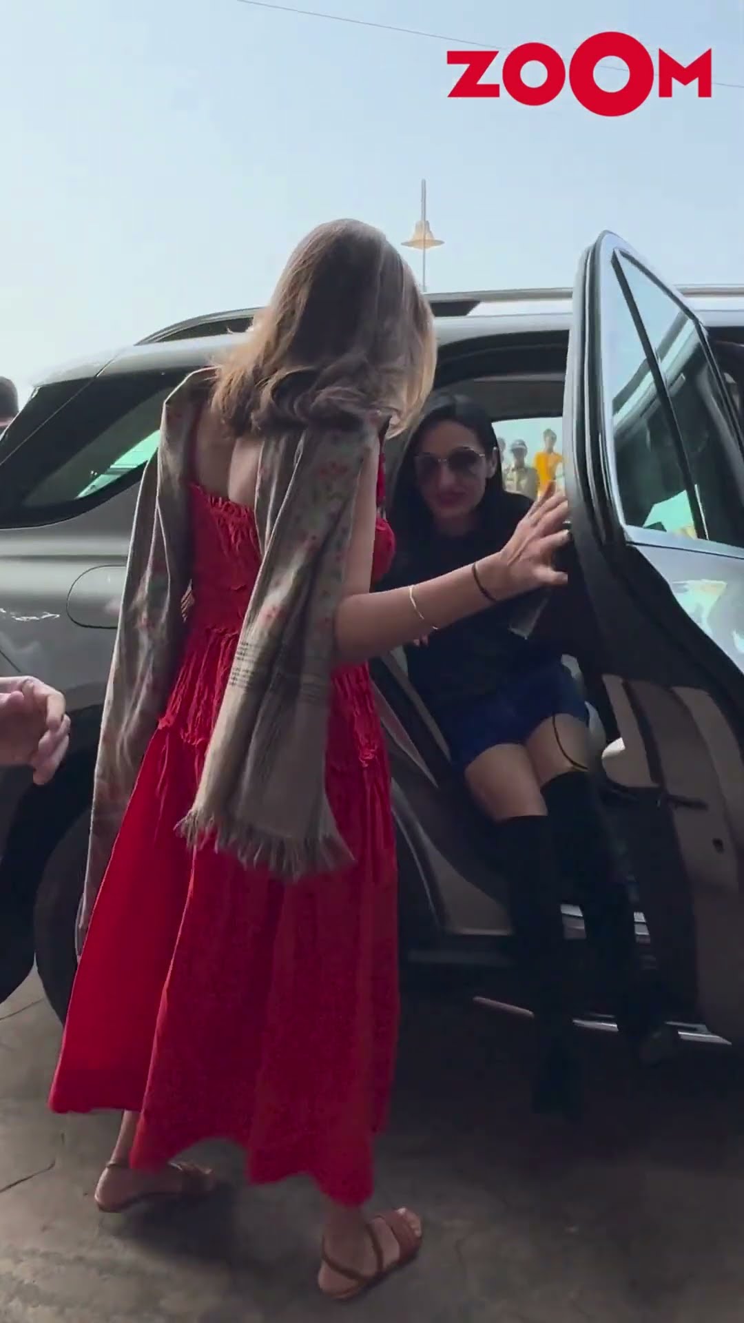Shweta Bachchan IGNORES the paps calling her outside Zoya Akhtar's house #shwetabachchan #shorts
