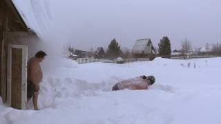 Русская баня. Смешное купание в снегу.