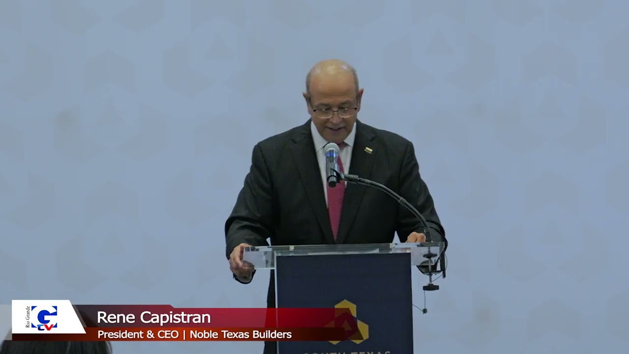 Рене Капистран выступает на мероприятии по вручению чека от компании STC-Noble Texas Builders.