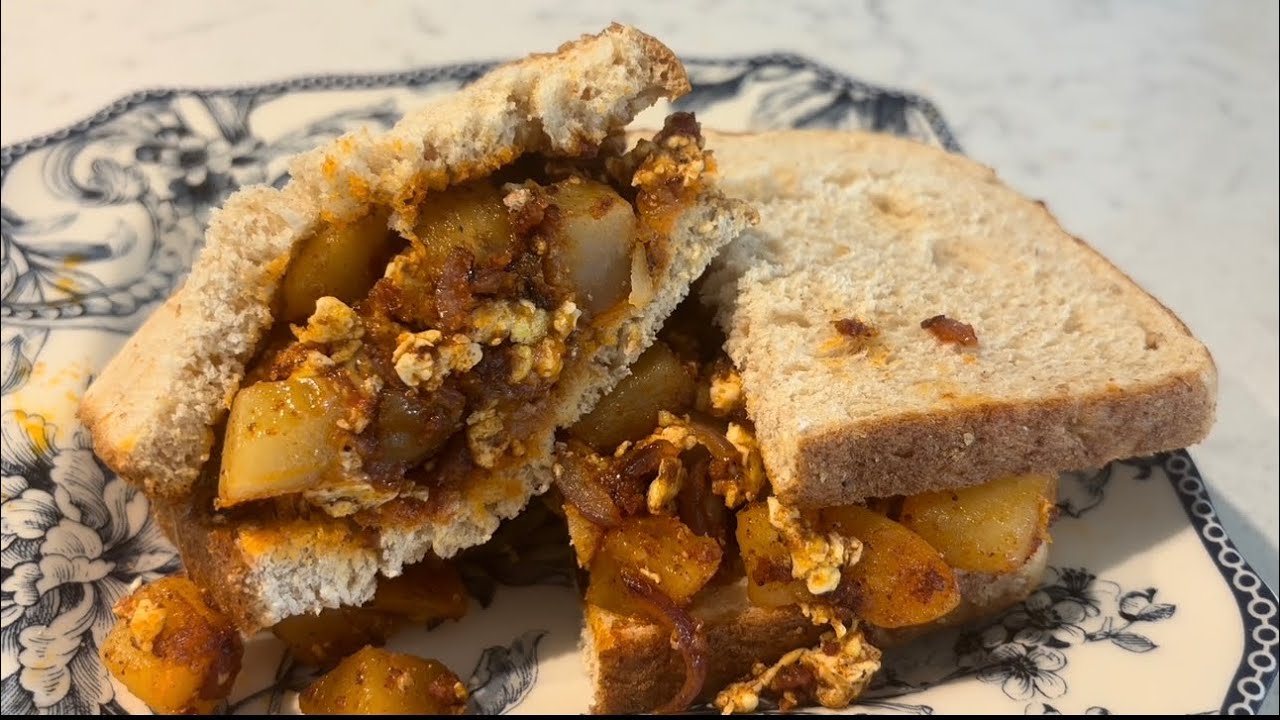 Сэндвич с картофелем, яйцом и говяжьей колбасой чоризо