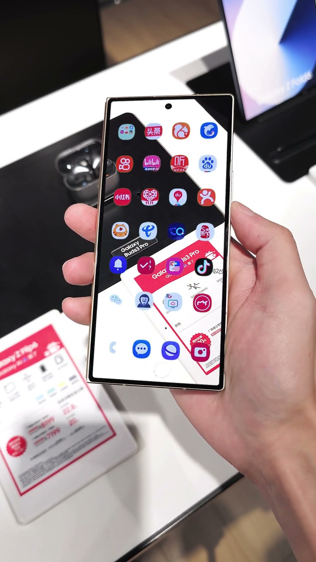 Feel the high-end feeling of Samsung W25 transparent screen. #Samsung#cell phone