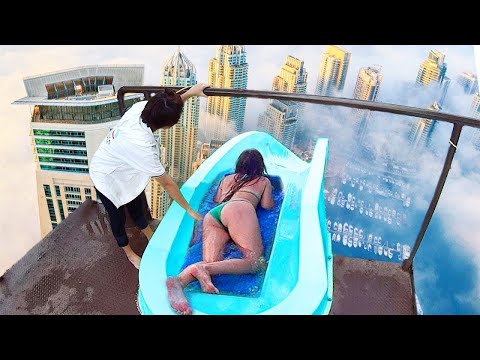 моя девушка упала на этой водной горке..