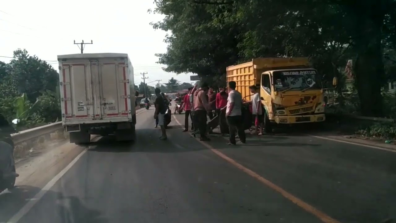 kecelakaan pickup vs coldisel, sampai remuk