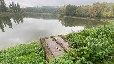 Staveniště předáno, začala oprava rybníka.