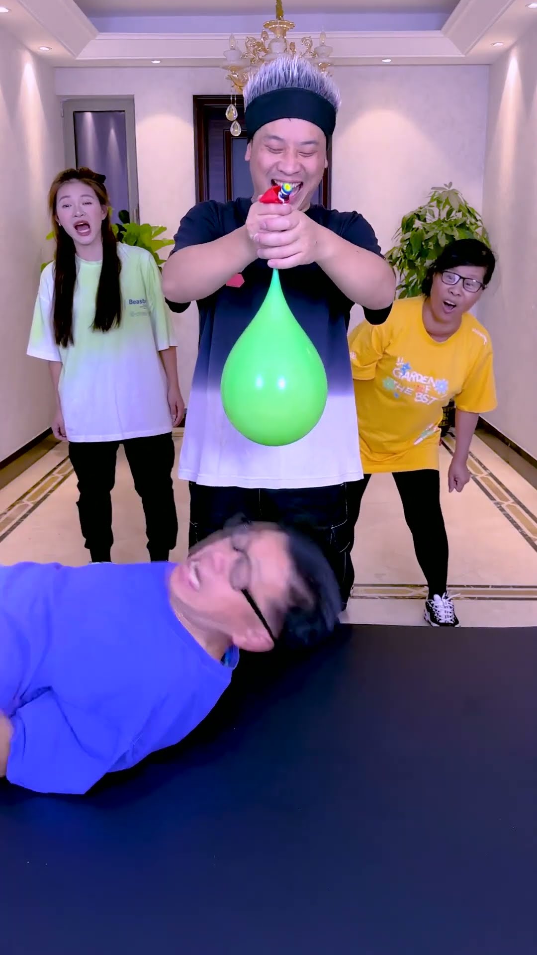 Balloon Cutting Challenge! No Skill, Only Luck#Funnyfamily#Partygames#Shorts#Challenge