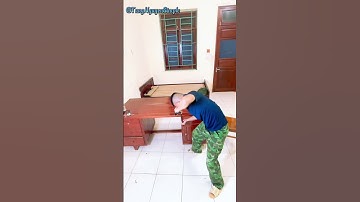 Người đàn ông dũng cảm giải cứu chú cá sấu bị mắc kẹt