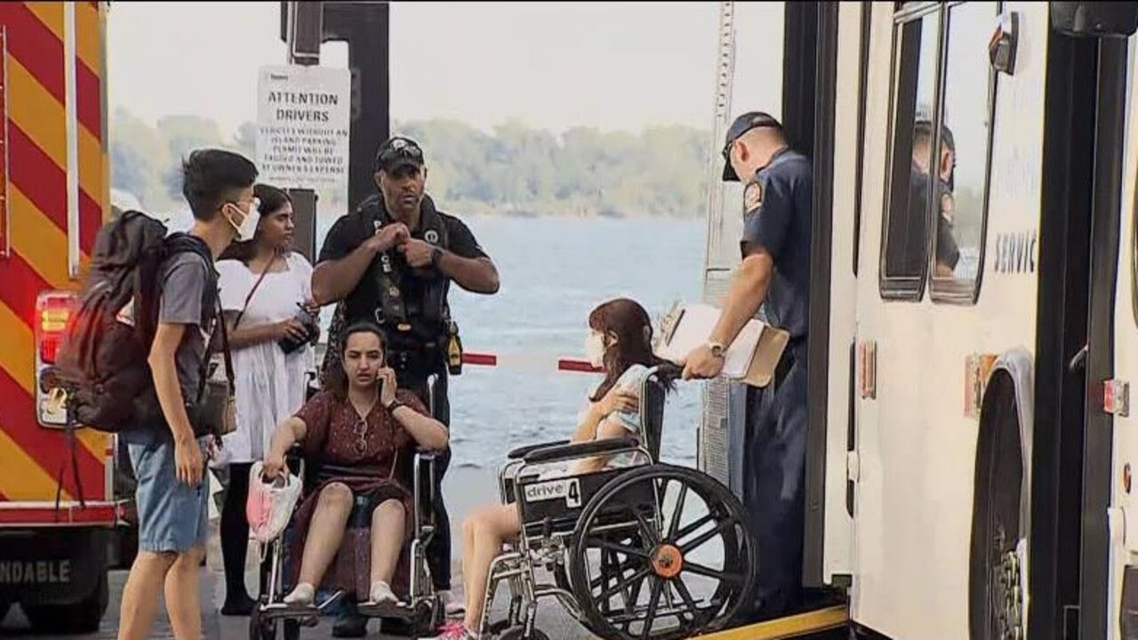 Several people injured in Toronto ferry boat crash - YouTube