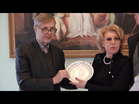 Павловск получил в подарок тарелку с редким клеймом Павла I