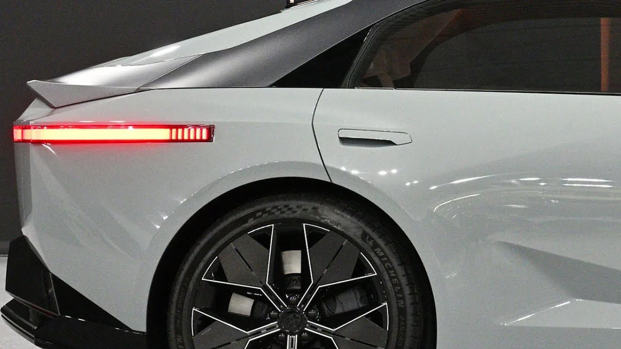 トヨタ新たな「カローラ」公開へ！ 斬新「ツルツル顔」×一文字ライト採用！ まるでスポーツカーのような“クーペシルエット”がカッコイイ！ 「次期型」への期待高まる“コンセプト”JMS札幌2026に登場！