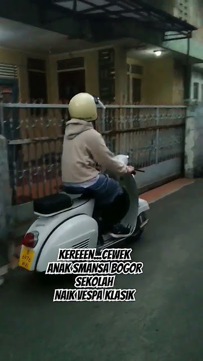Kereeen...cewek anak SMANSA Bogor ke sekolah pake Vespa Klasik