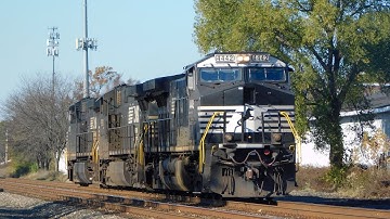 An AC44C6M leads a 3 engine power move with a nice p5 in Chesterton!