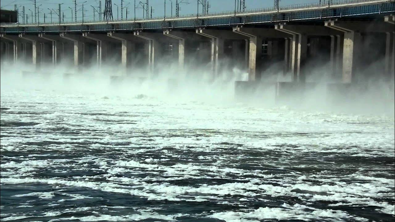 Уровень воды волгоградской области. Водосброс Волжской ГЭС. Дамба Волгоградская Волжская ГЭС. Жигулевская ГЭС водосброс. Плотина Волжской ГЭС.